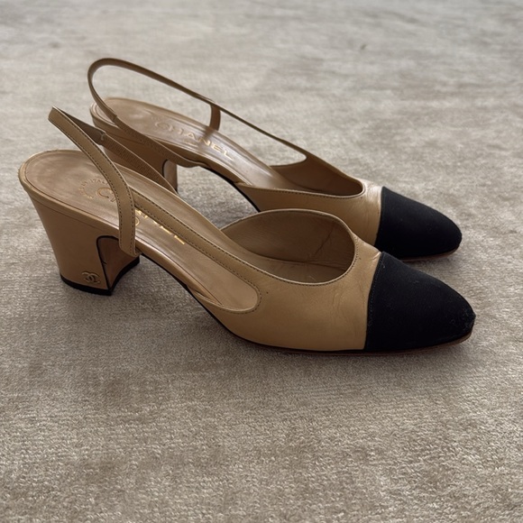CHANEL Classic Beige Leather & Navy Grosgrain Cap-Toe Slingback Heels (39) - Picture 2 of 9
